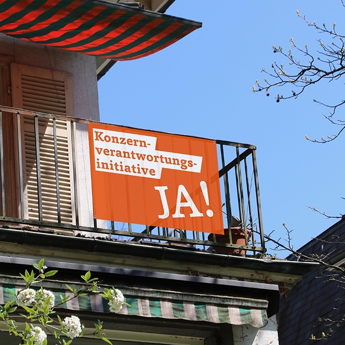 Stoffbanner zur Konzernverantwortungsinitiative mit Slogan « Konzernverantwortungsinitiative Ja » 