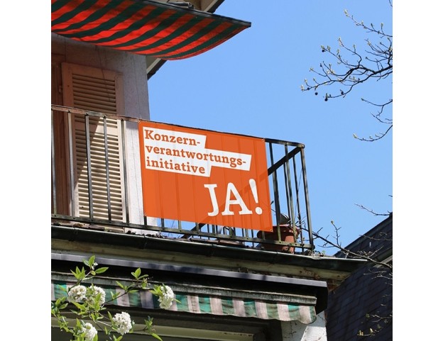 Stoffbanner zur Konzernverantwortungsinitiative mit Slogan « Konzernverantwortungsinitiative Ja » 
