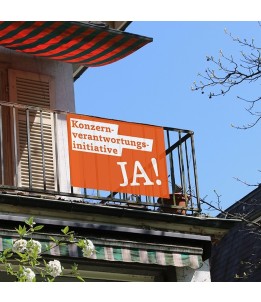 Stoffbanner zur Konzernverantwortungsinitiative mit Slogan « Konzernverantwortungsinitiative Ja » 